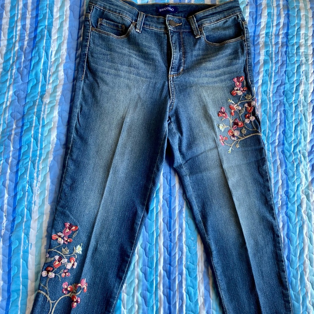 Bandolino embroidered capris